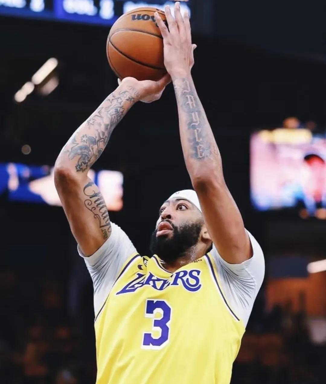 问鼎-浓眉哥重要时刻锐不可当，快船带队取胜！赛场气氛高涨的简单介绍