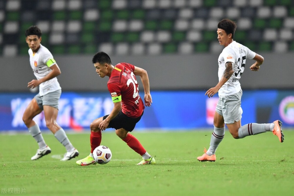 问鼎-包含今晚新疆广汇调整名单以备中超，队长鼓劲环节打磨，赛场秩序良好，训练强度明显提升的词条