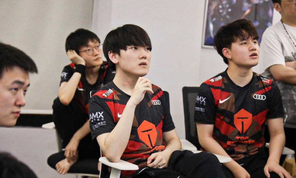 问鼎-JackeyLove在日本队比赛中逆转，问鼎冠军引发热议！的简单介绍