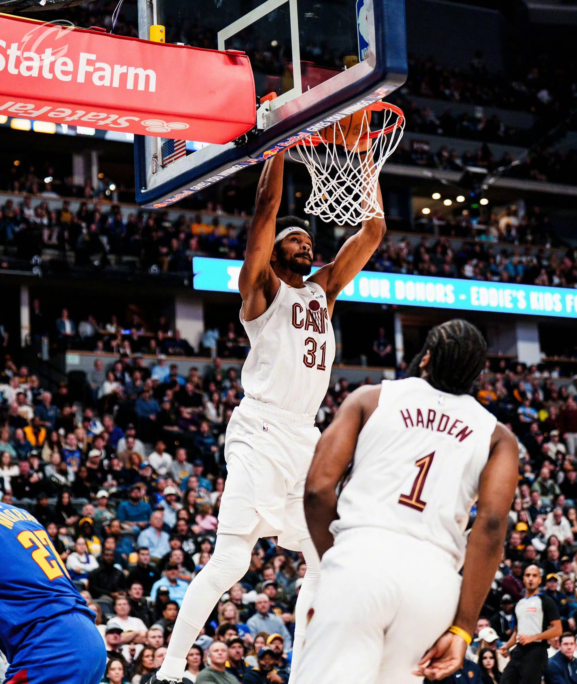 问鼎国际-关于哈登回归赛场，惊险取胜首场状态亮眼，掘金观众沸腾！的信息