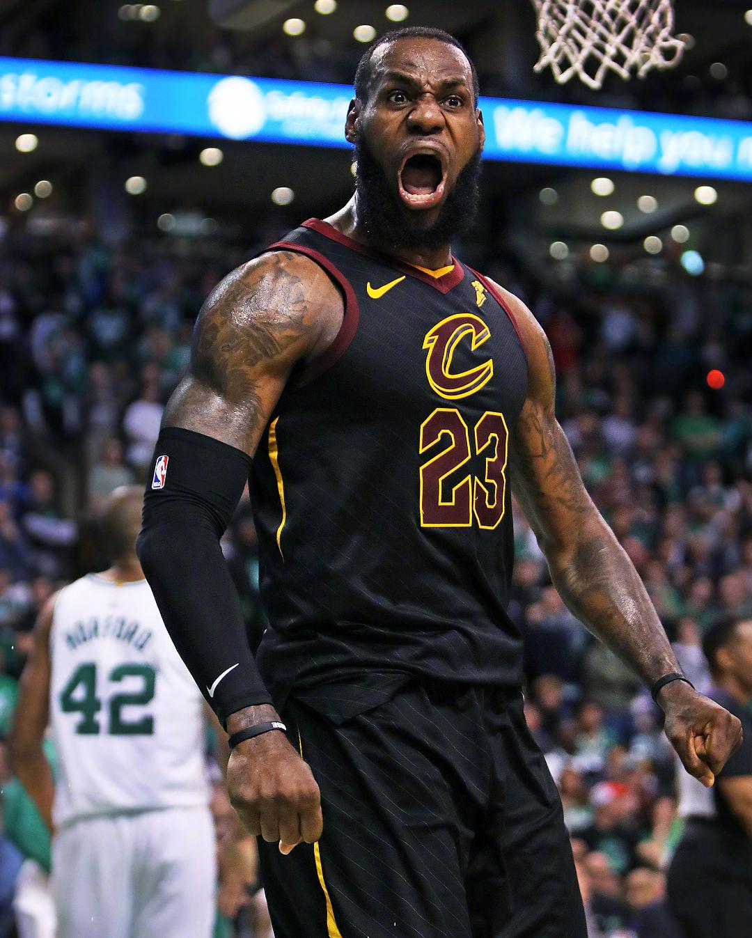 问鼎娱乐-关于詹姆斯回归赛场，精彩发挥首场状态亮眼，老鹰观众沸腾！的信息